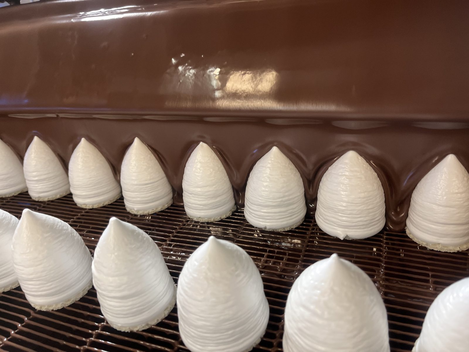 Toppar får sitt chokladöverdrag i fabriken i Bjuv